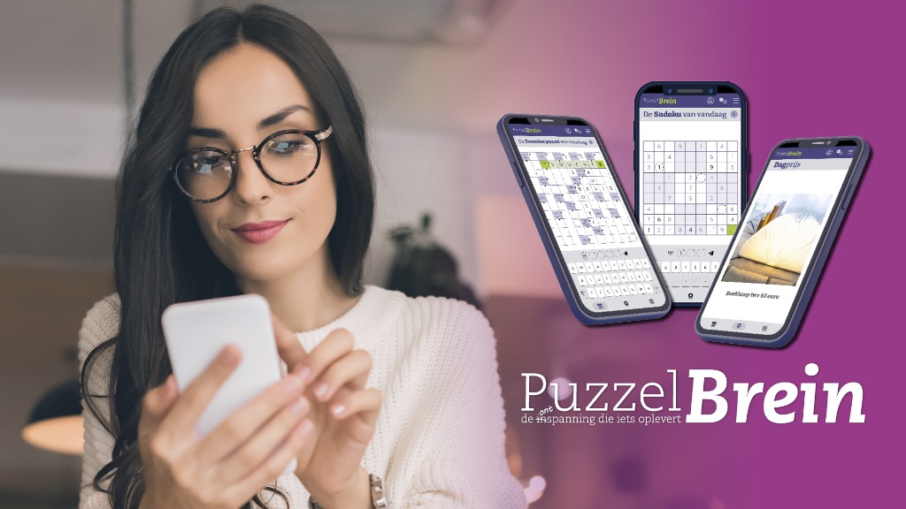 Dame die aan het puzzelen is op haar smartphone