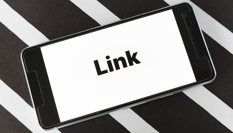 Smartphone toont op het scherm het woord 