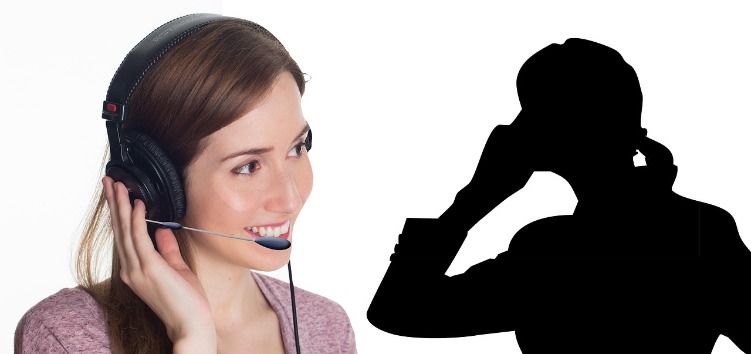 Vrouw met headset voert telefoongesprek