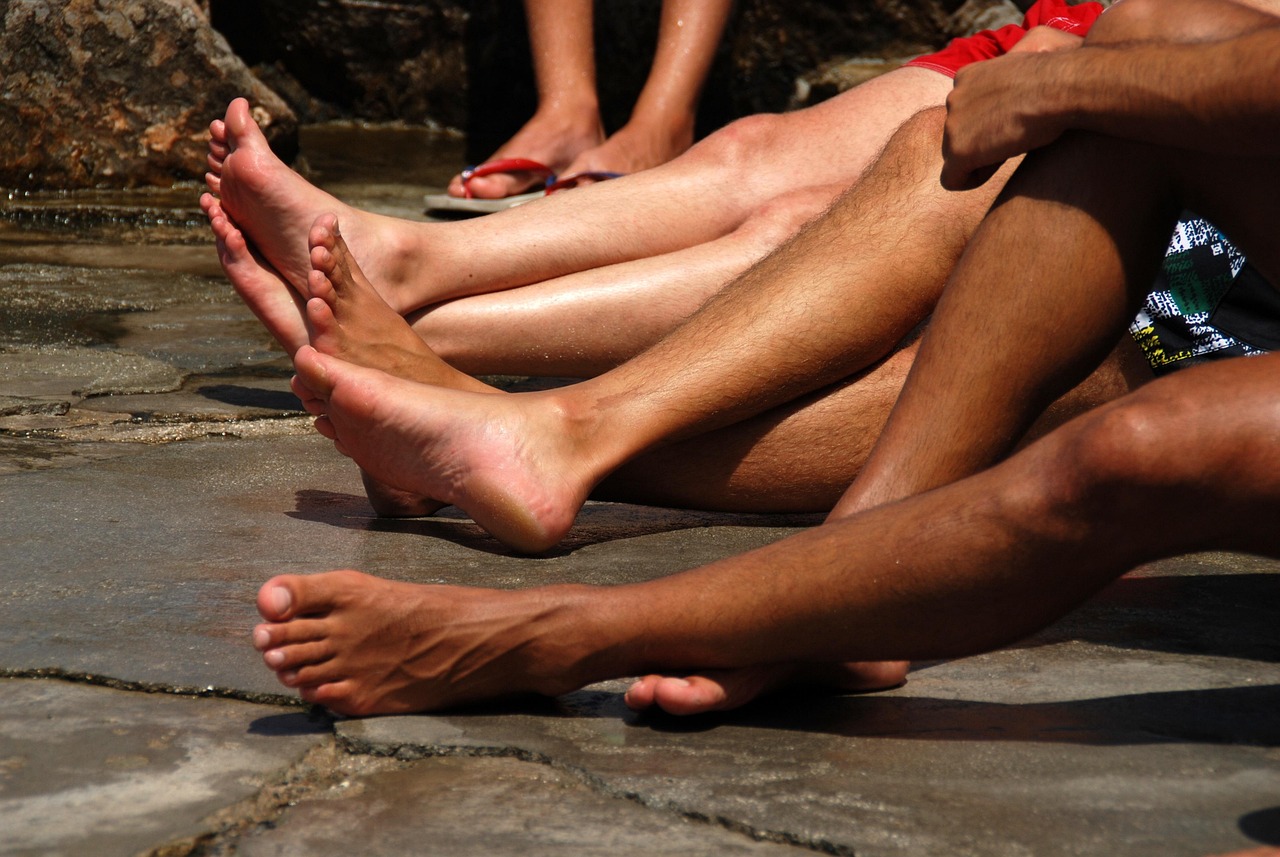 Blote voeten van jongeren die relaxen