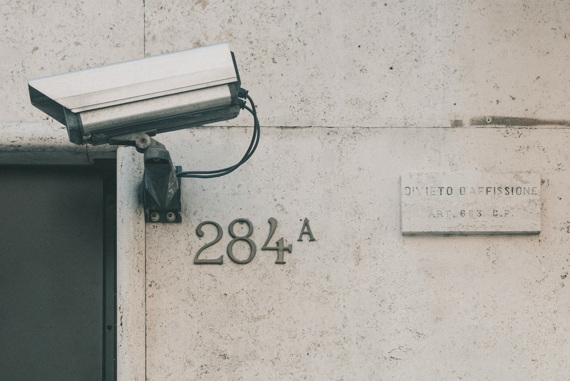 Beveiligingscamera aan gevel