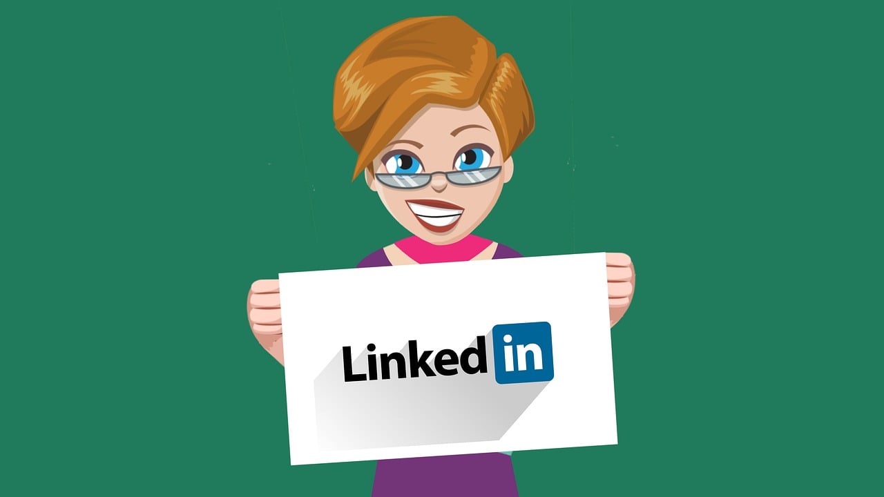 Illustratie van dame met bril die een papier vasthoudt met daarop het logo van LinkedIn. Groene achtergrond