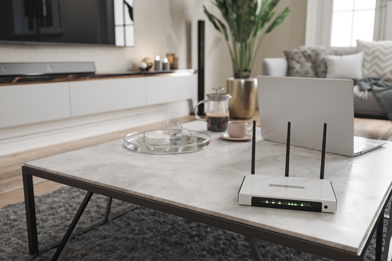 Router op tafel (iStock 1339222326 foto)