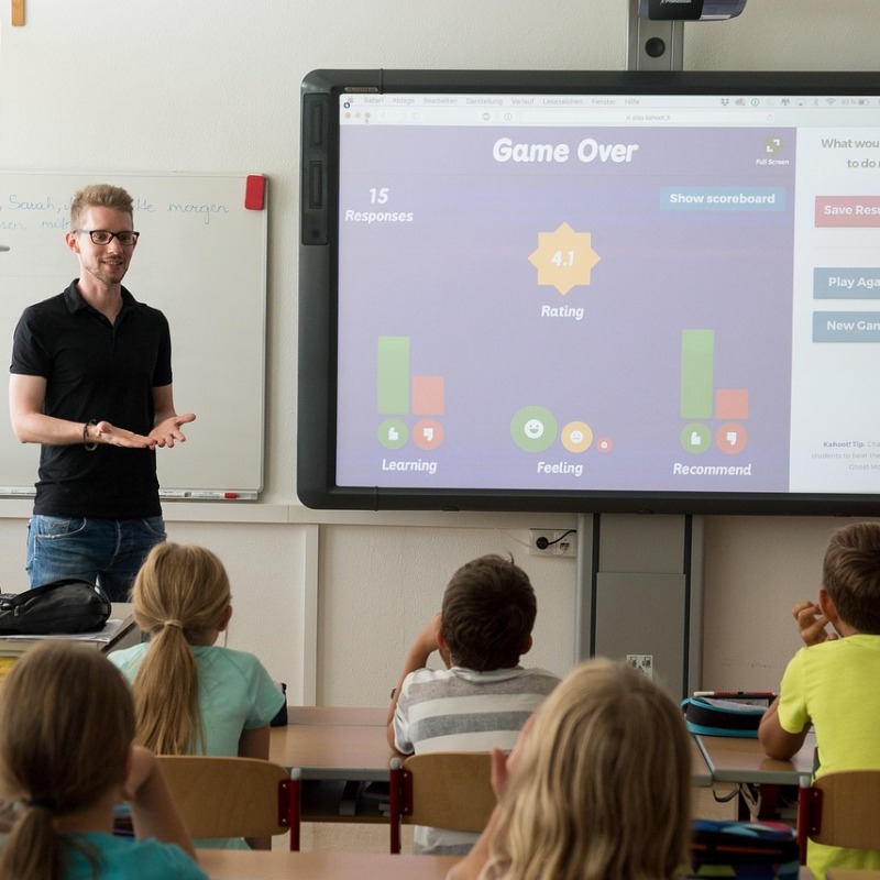 Leraar bij een digibord