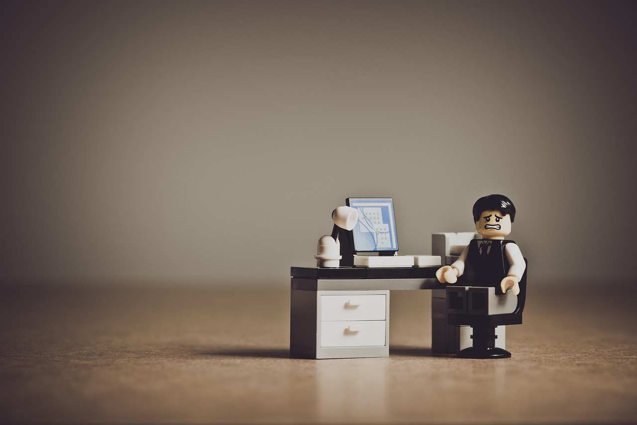 Legopoppetje aan bureau