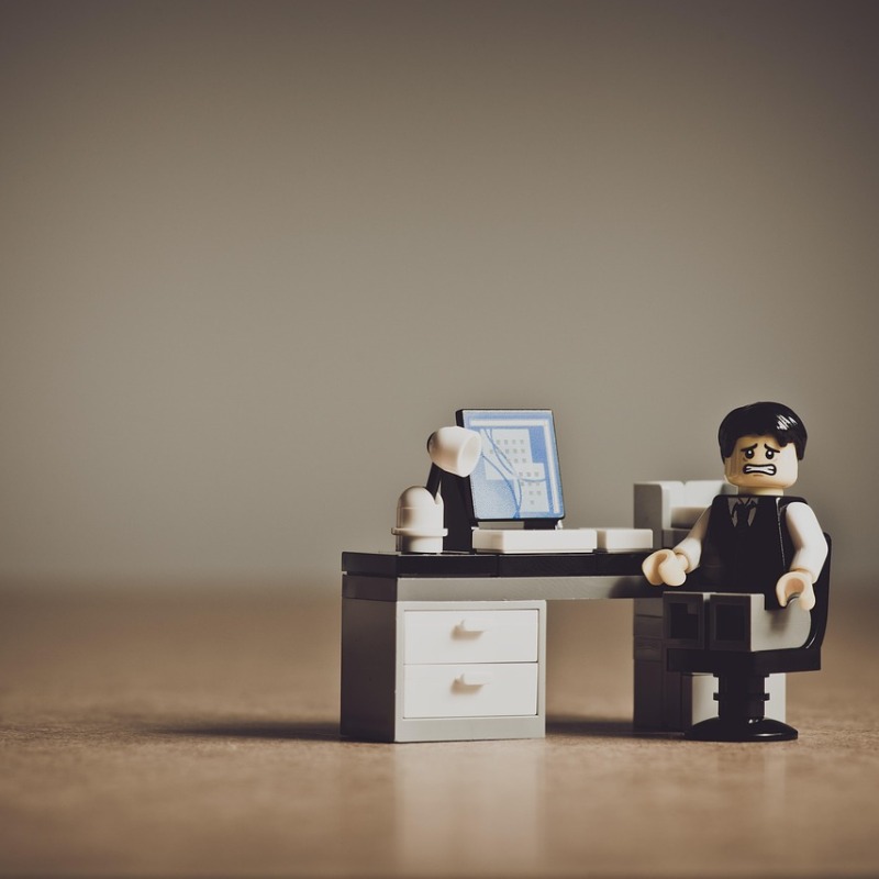 Legopoppetje aan bureau