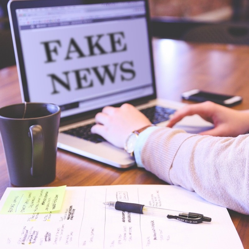Laptop met de tekst Fake News
