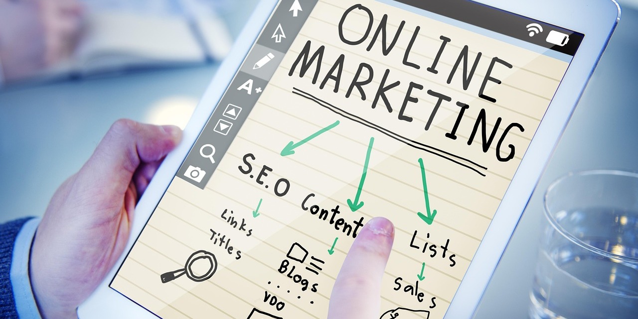 Tablet met schematische weergave van online marketing