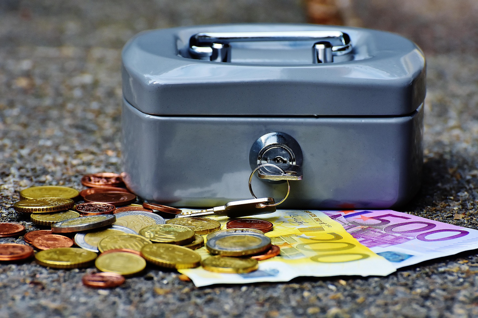 Geldkistje met geld
