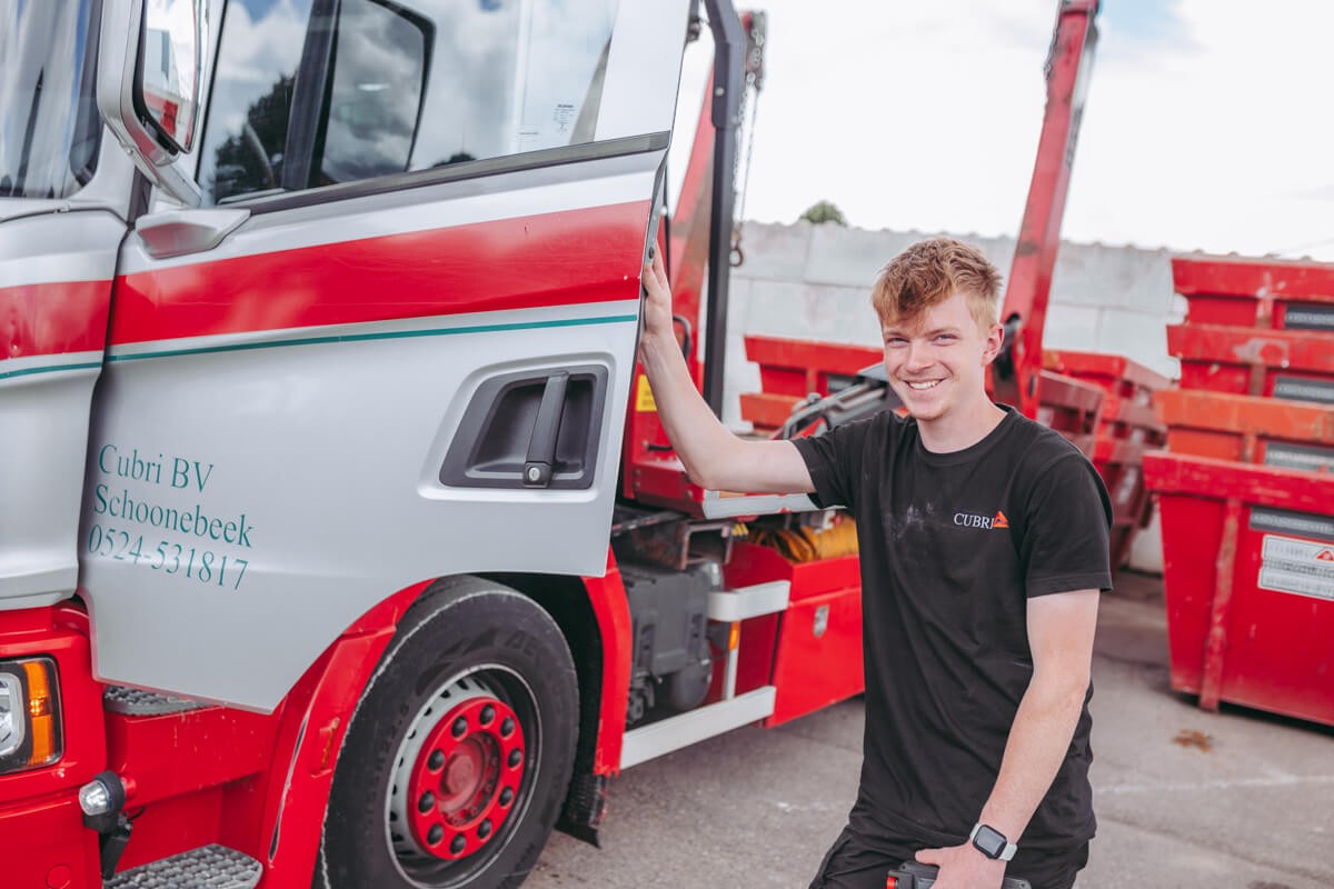 Man bij vrachtwagen