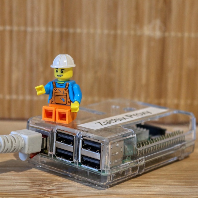 Mannetje van Lego zit op een Raspberry Pi