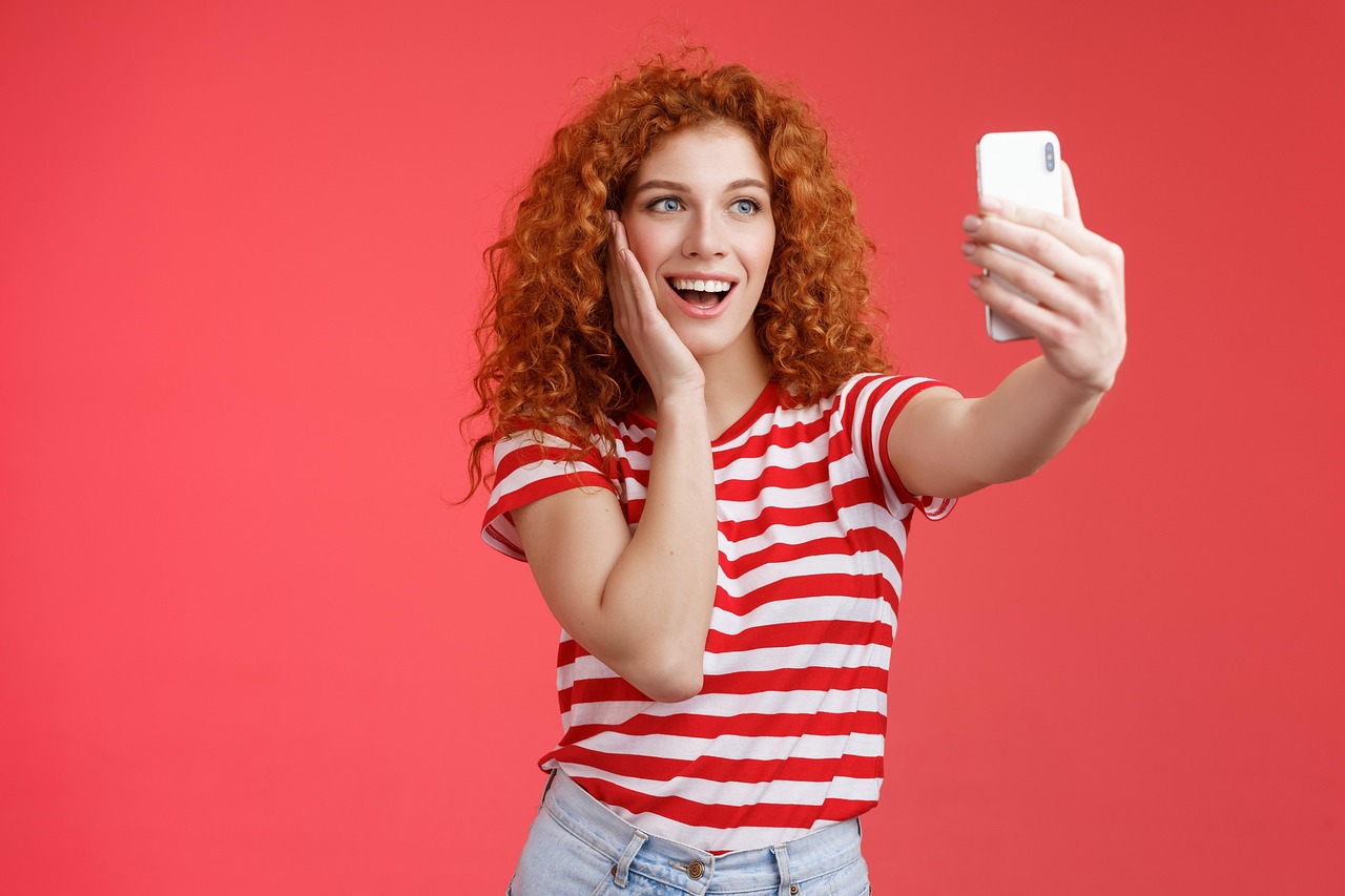 Vrouw maakt selfie