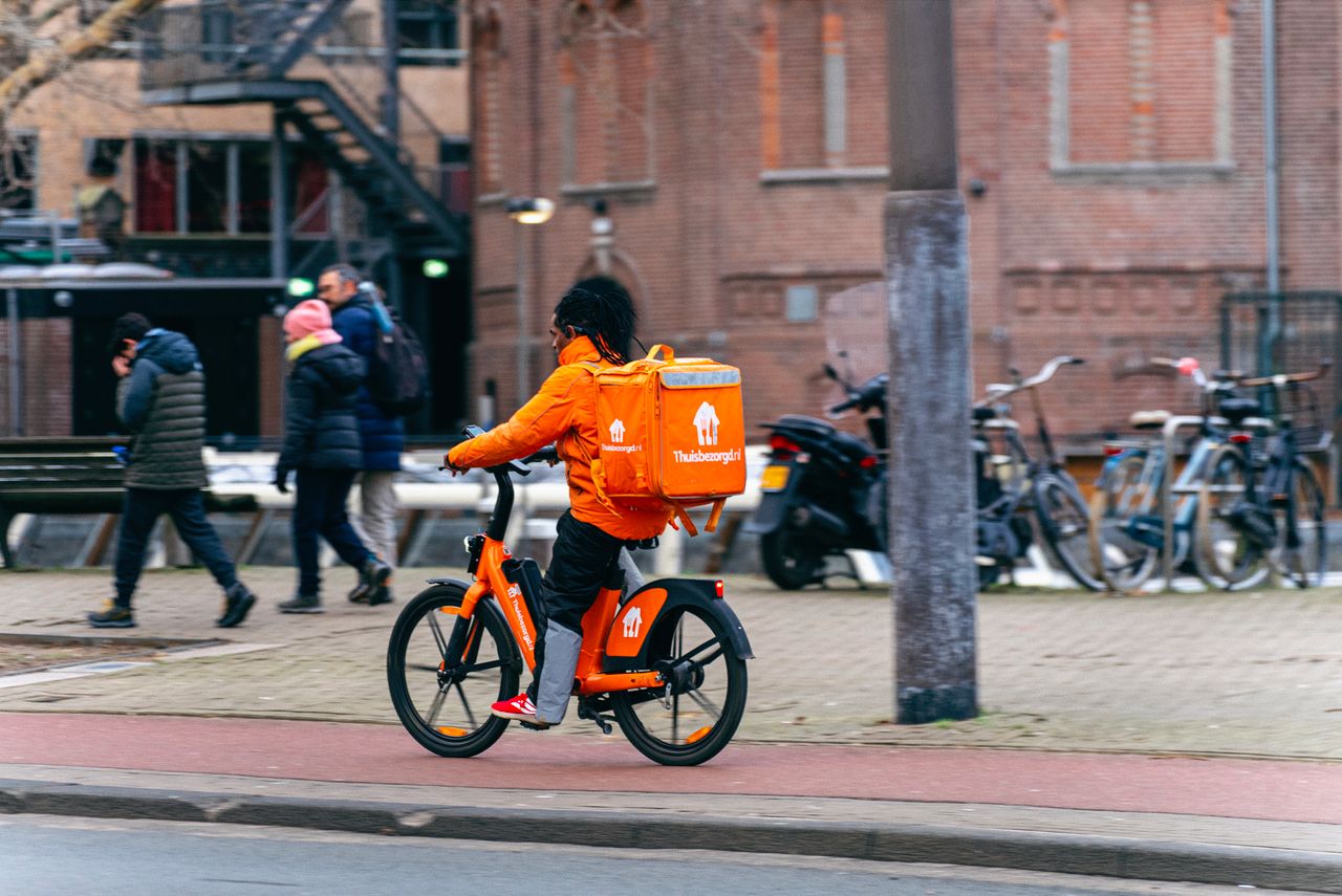 Bezorger van Thuisbezorgd op de fiets