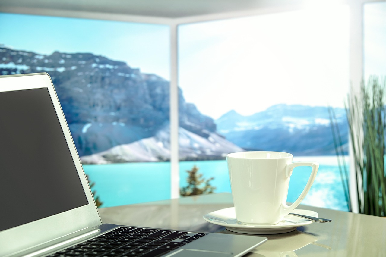 Hotelkamer met laptop (foto Pixabay)