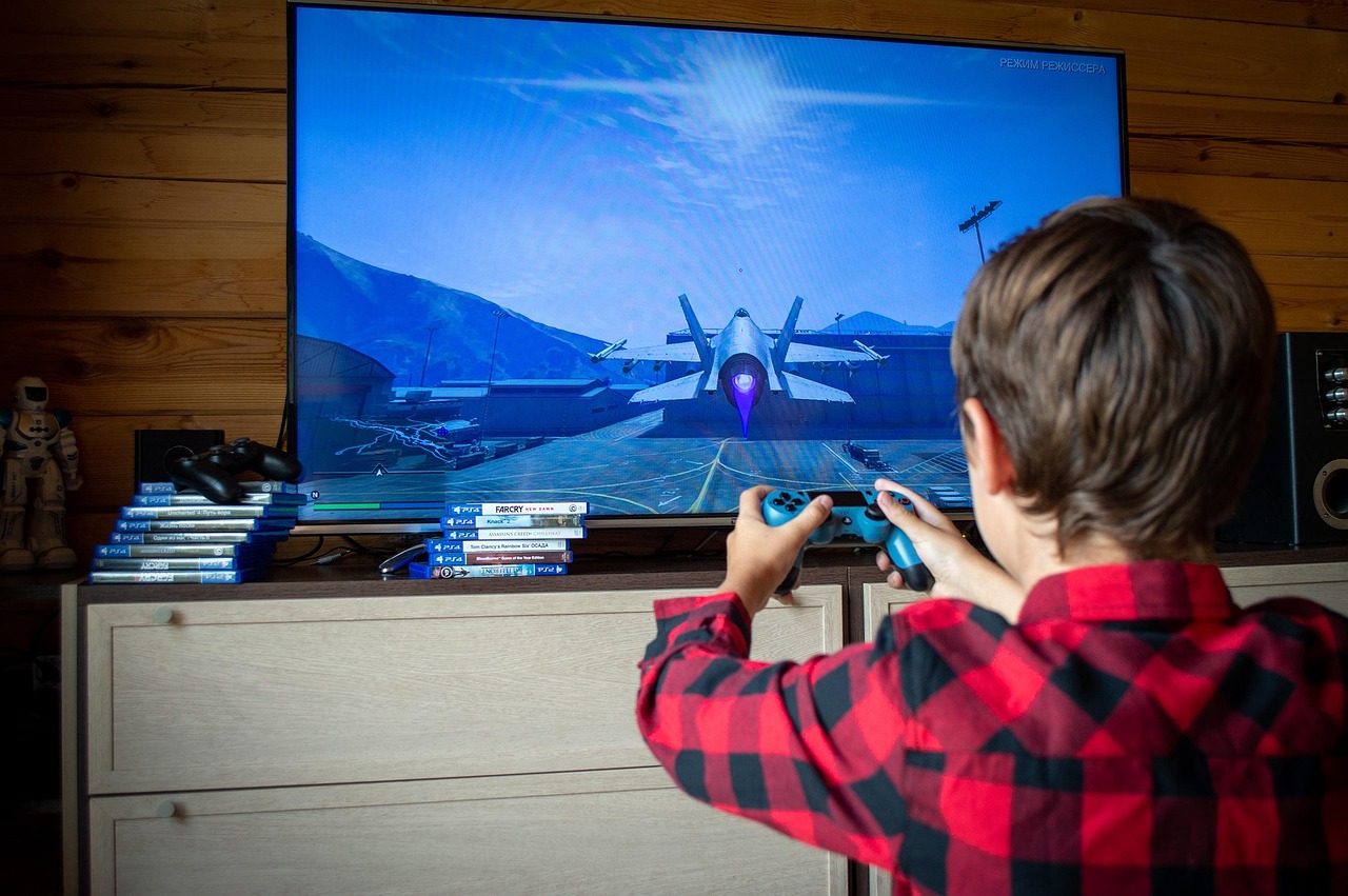 Jongen is aan het videogamen