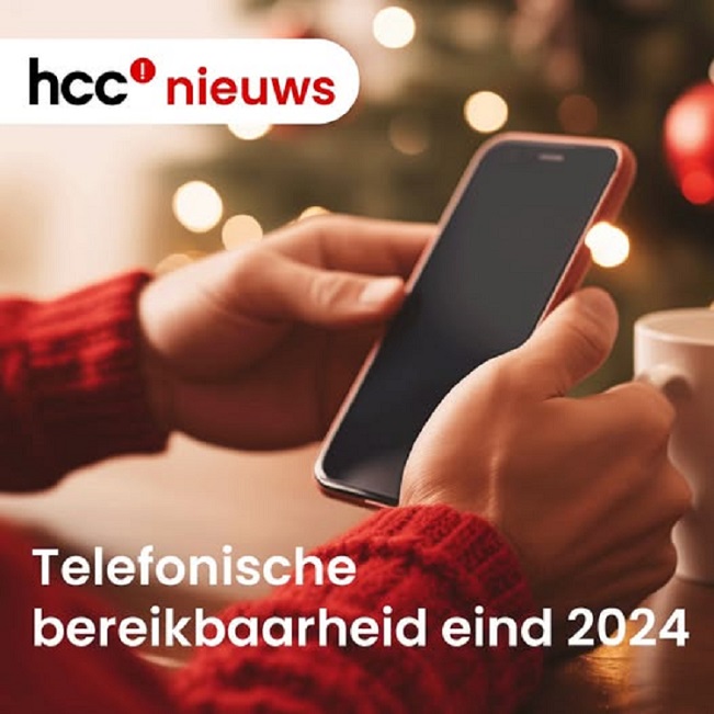 Twee handen die een smartphone vasthouden en tekst TELEFONINSCHE BEREIKBAARHEID EIND 2024