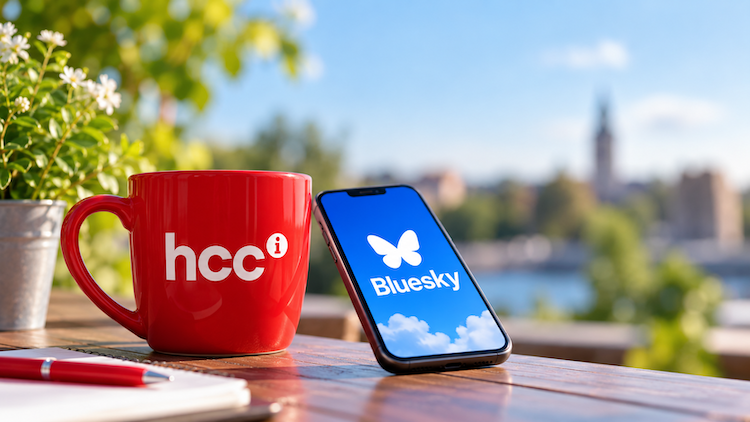 HCC koffiemok en een smartphone met daarop het scgerm het logo van BlueSky
