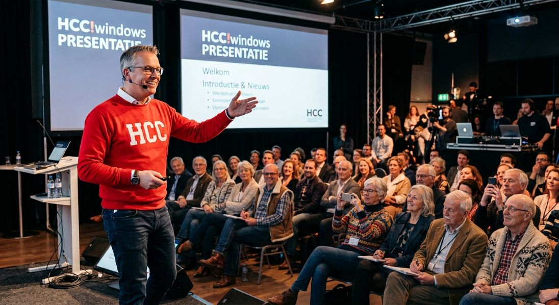 Man geeft voor volle zaal een presentatie over Windows 11