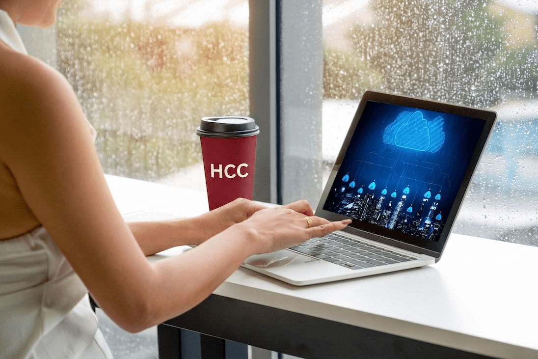 Vrouw typt op haar laptop. op sxcherm een cloud