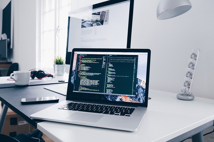 opengeslagen laptop op een tafel