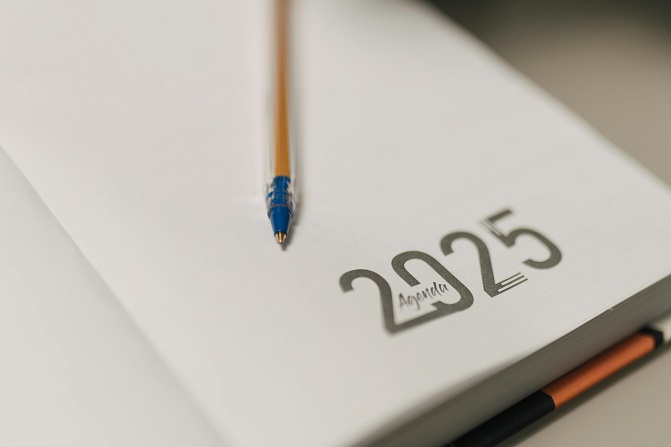 Geopende agenda met daarin geschreven 2025 en een ballpoint