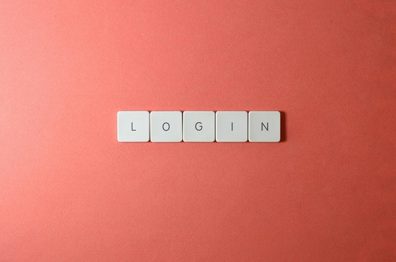 Roze achtergrond met Scrabble letters LOGIN