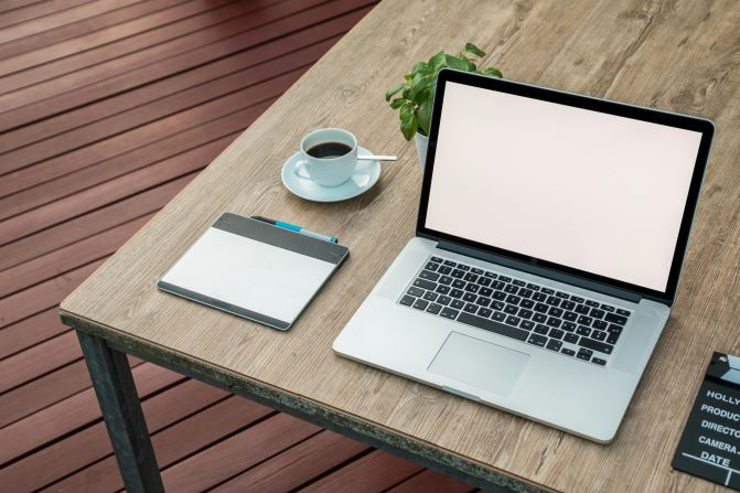 Tafel met laptop reop en ook kop koffie erbij