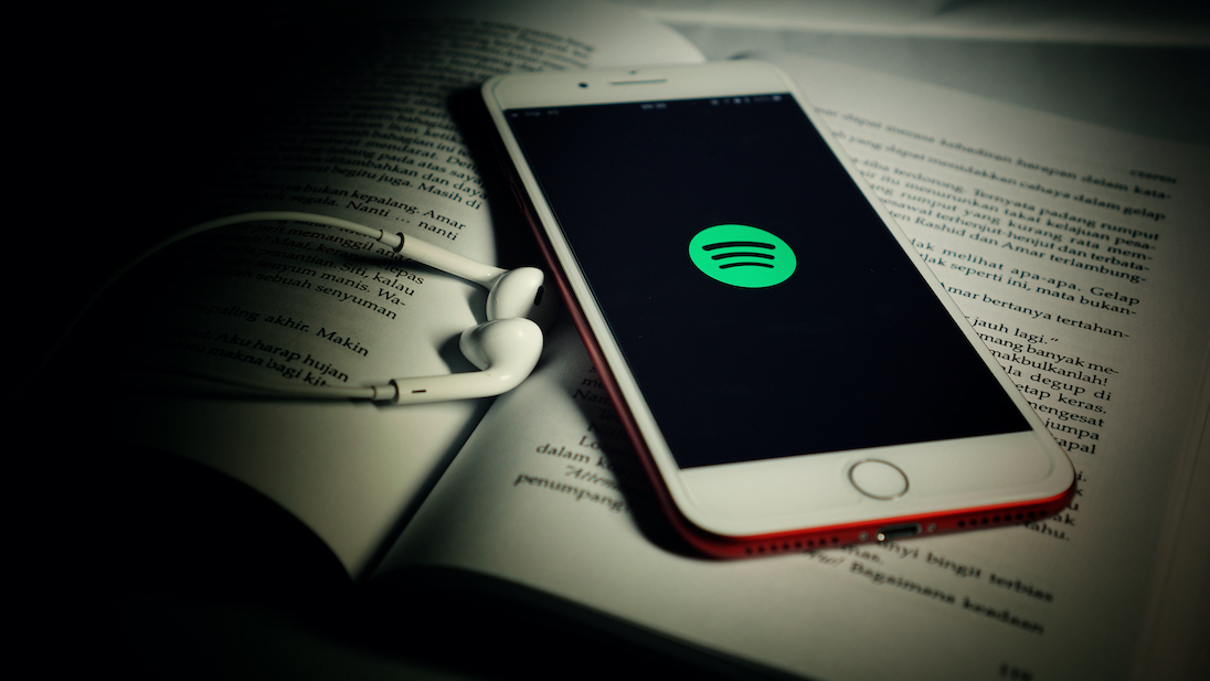 Spotify op een iphone en oordopjes