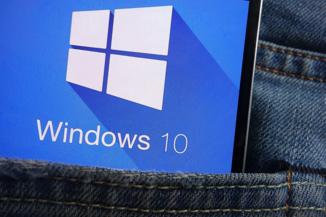 In broekzak een smartphone met op het scherm het logo van windows 10