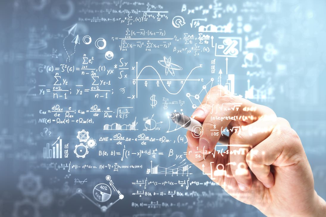 Hand schrijft wiskundige formules op een bord