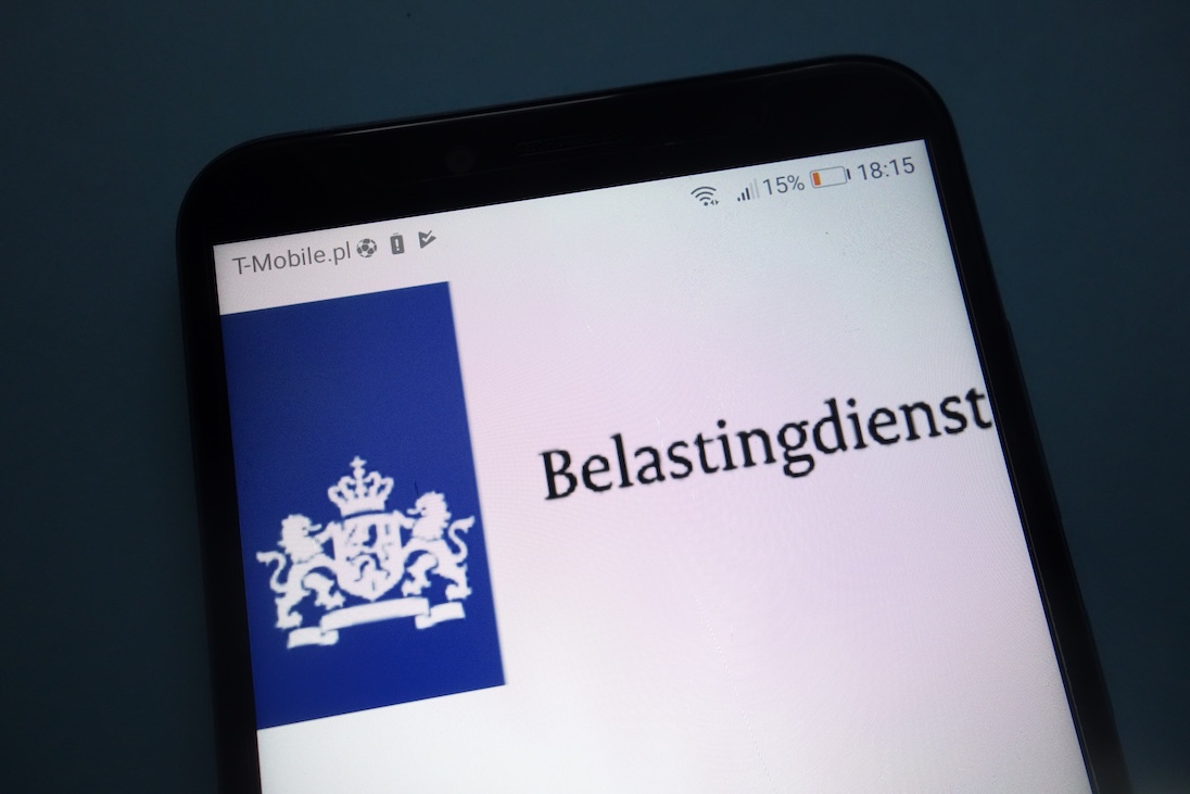 Logo belsatingdienst op een smartphone