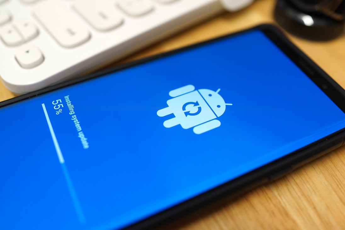 Smartphone met op scherm Android logo