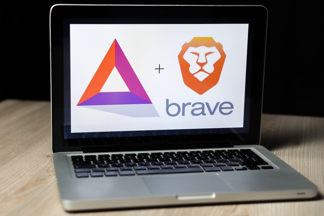 Laptop met op scherm iconen van Brave