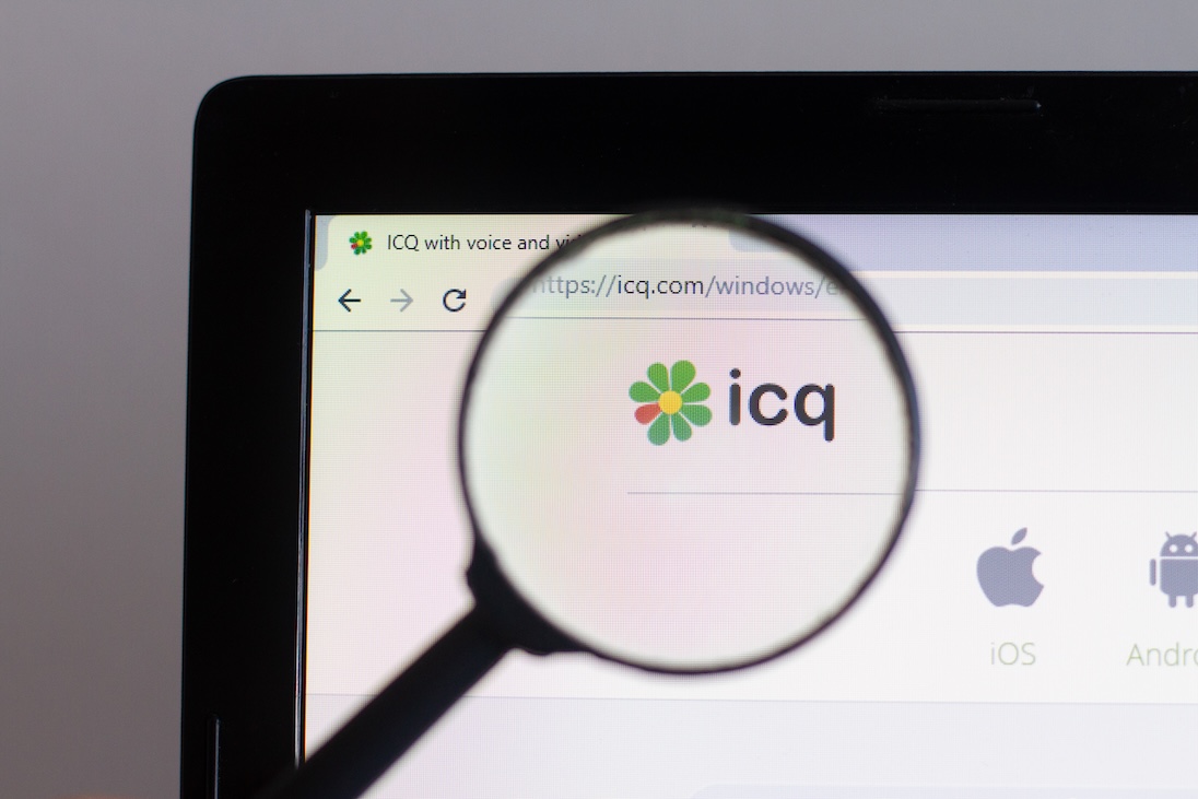 ICQ logo op een computerscherm