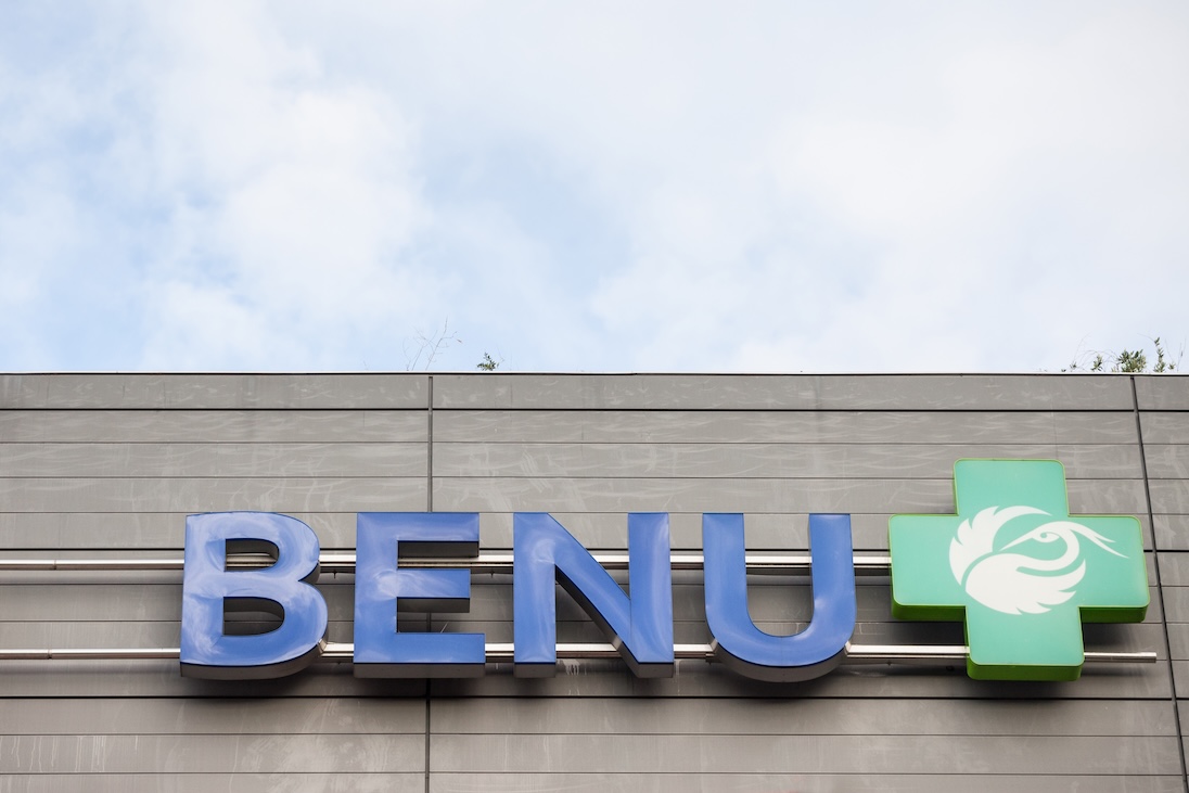 Logo van BENU op een gebouw