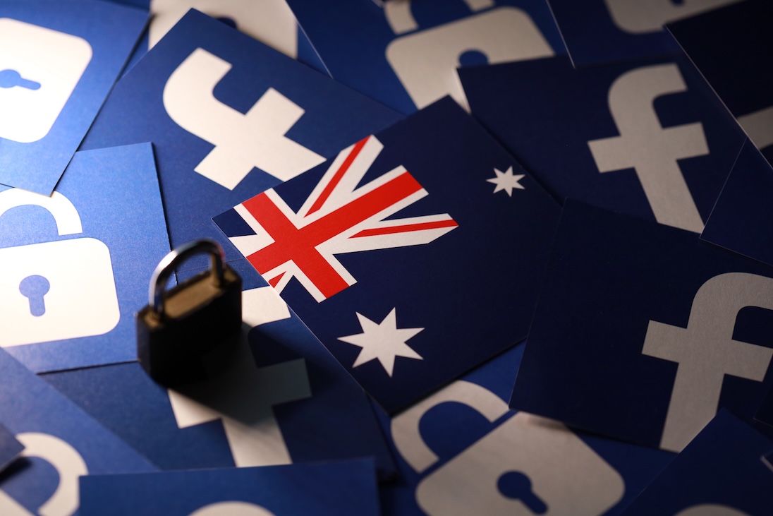 Vlag van Australie en daarachter icoontjes van social media en een slotje