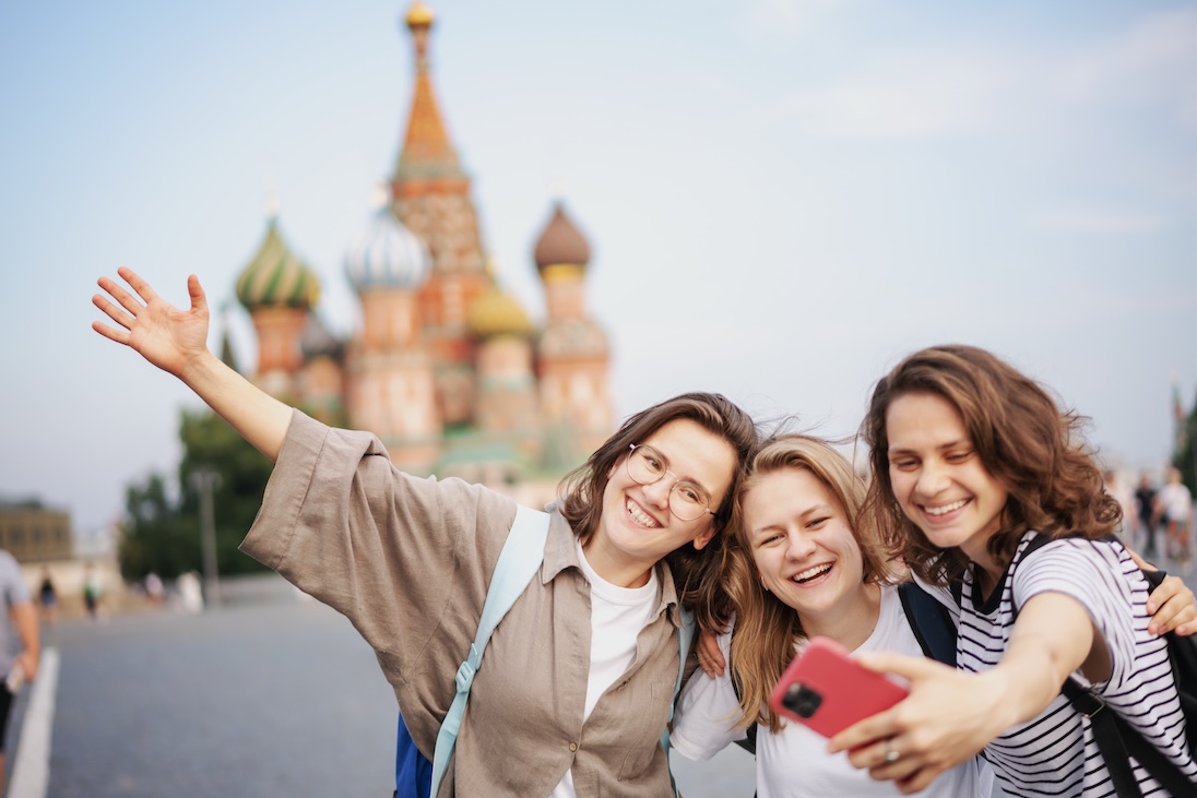 3 jonge vrouwen die selfie nemen met op de achtergrond het Kremlin