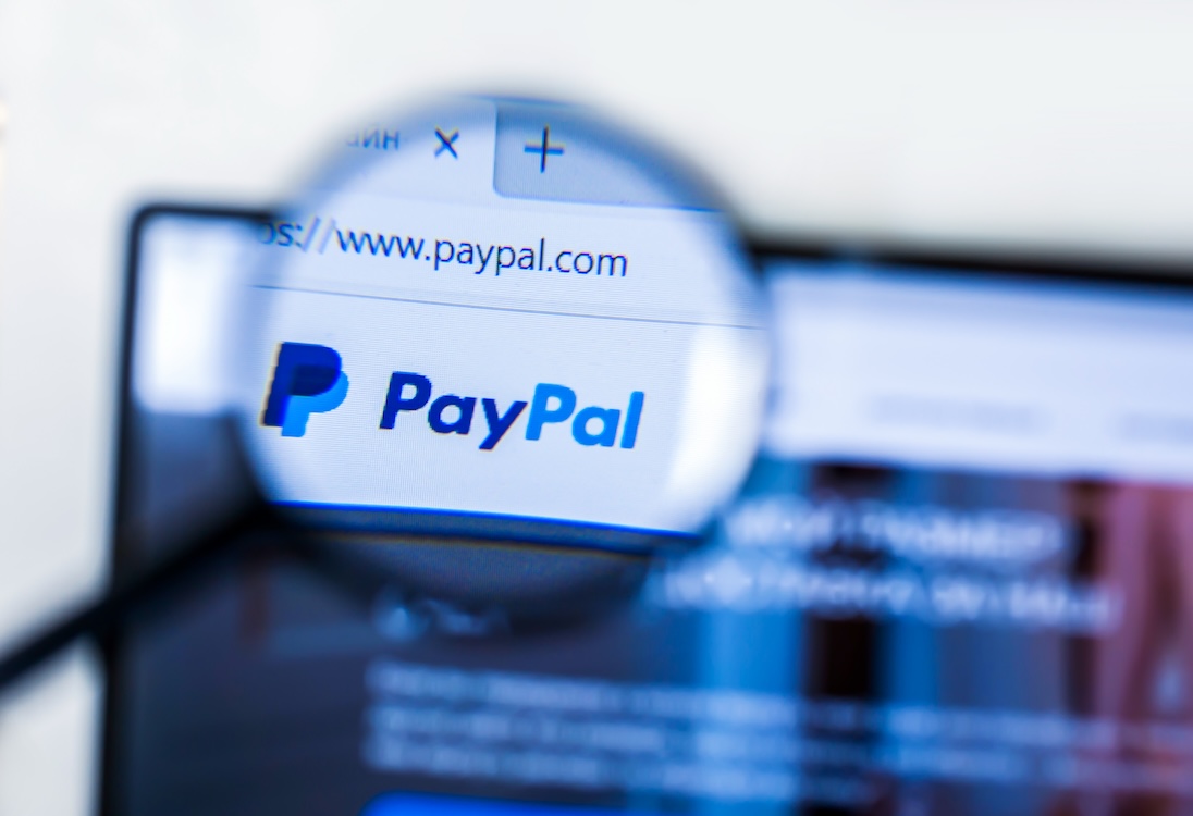 Paypal logo op hun website gezien door een vergrootglas