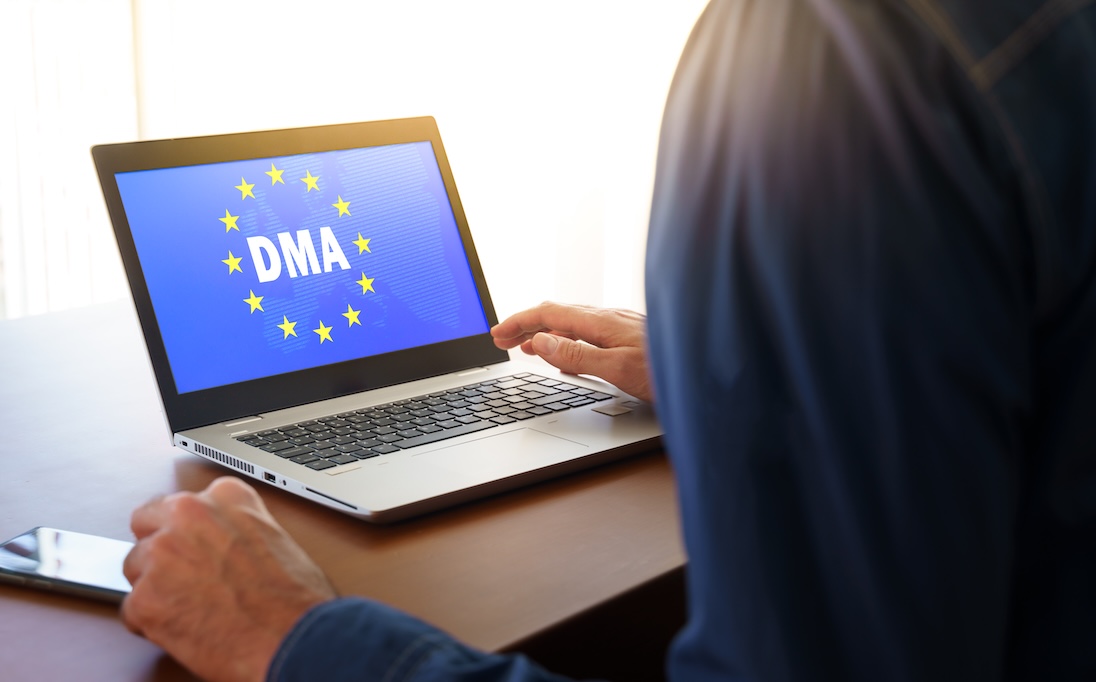 Laptop met op scherm letters DMA binnen vlag van EU