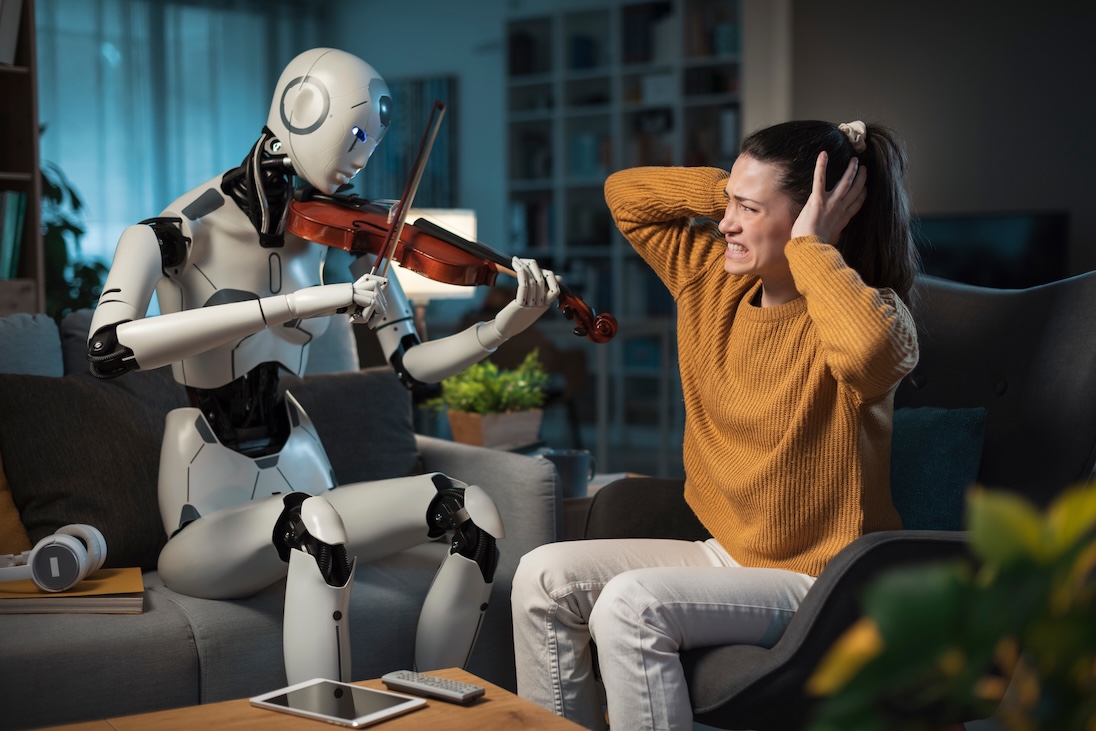 Kamer waarin een robot viool speelt en een nonge vrouw haar handen voor haar oren houdt