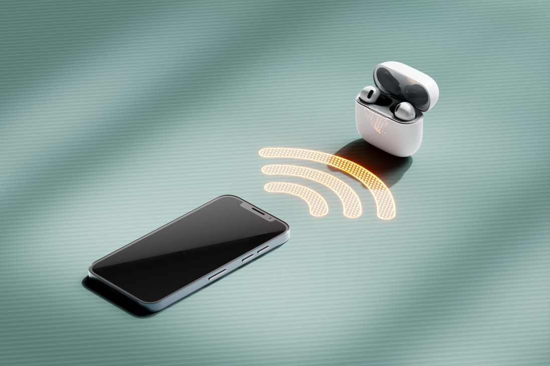 Smartphone maakt draadloze verbinding met oordopjes