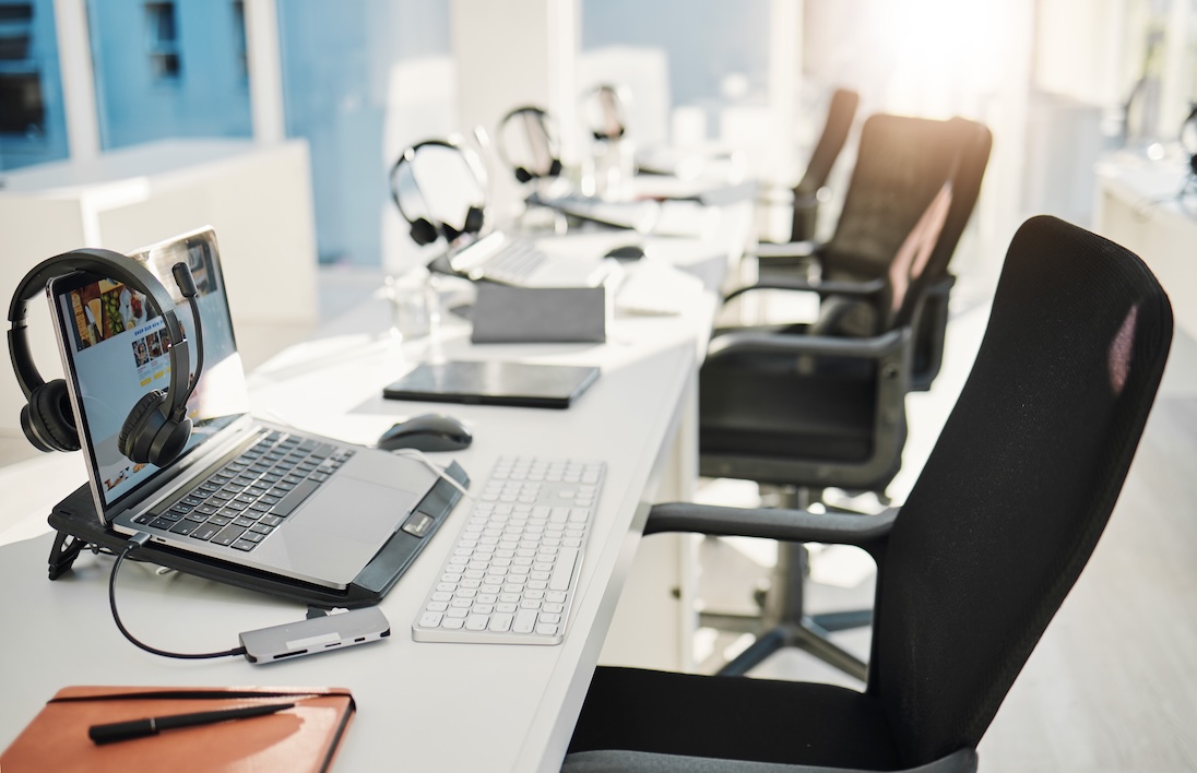 Lege stoelen en bureaus van een callcenter