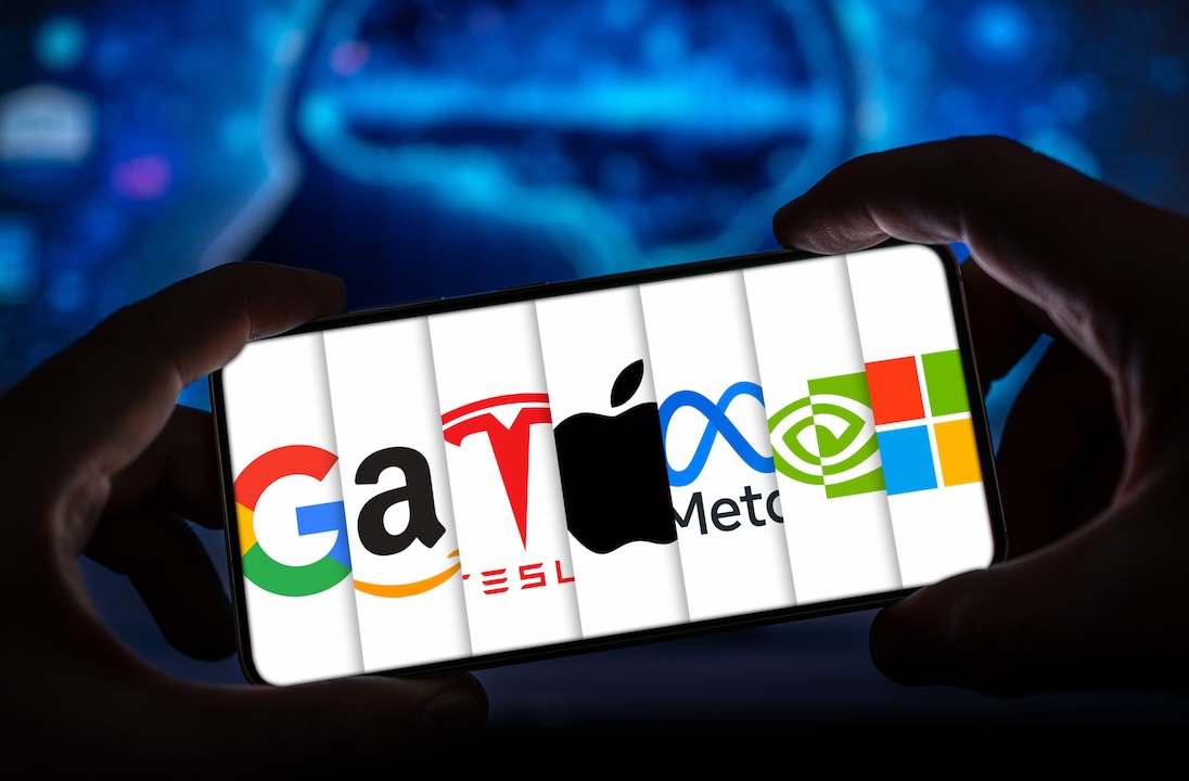 Smartphone met op scherm stukjes van logo's van bij tech bedrijven