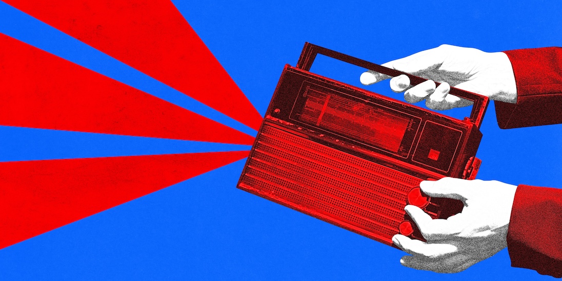 Twee handen die een jaren 70 transisterradio vasthouden