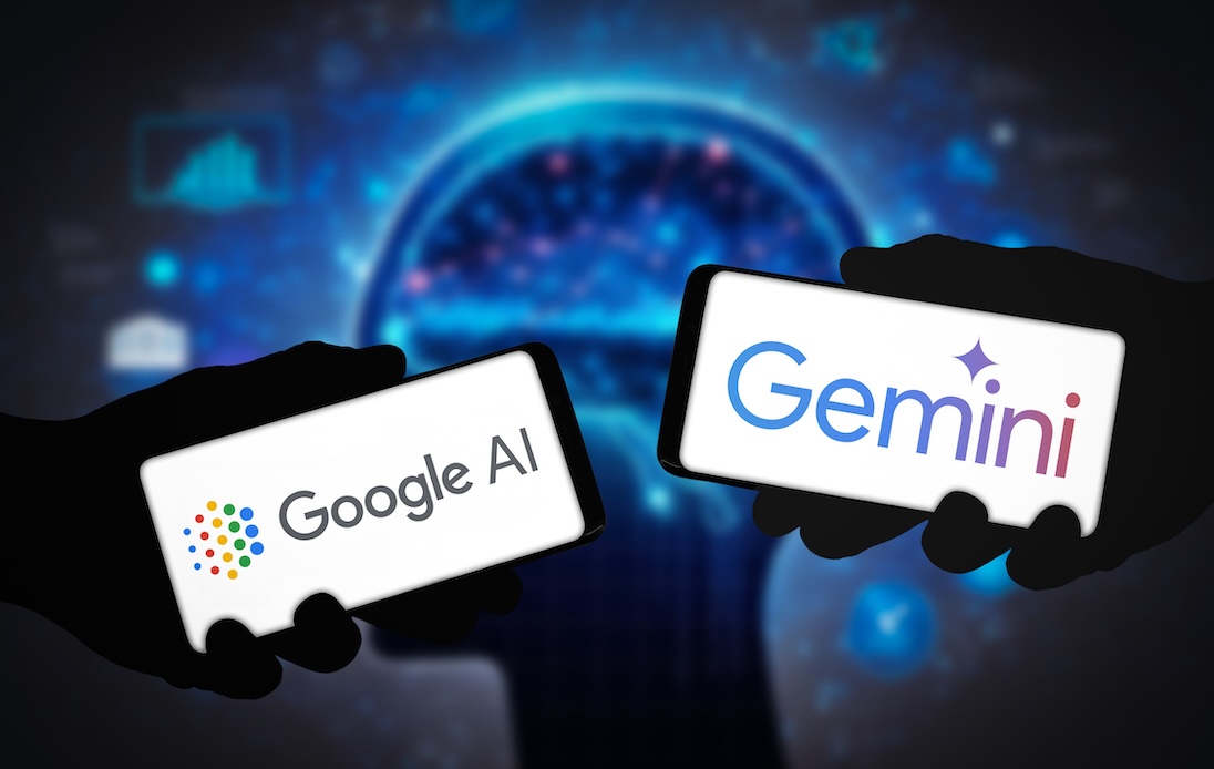 Twee smartphones met daarop logo's van GOOGLE AI en GEMINI
