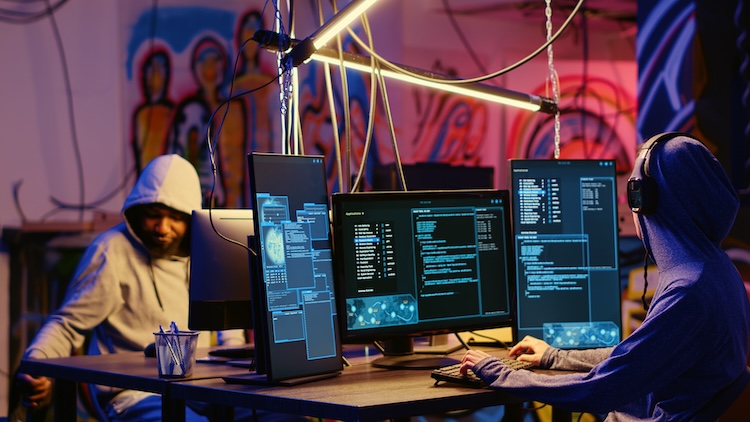 Hackers met grote beeldschermen
