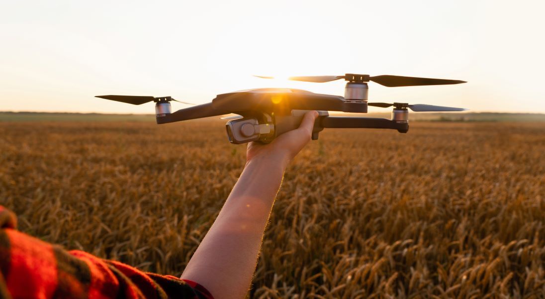 Hand die een drone vasthoudt