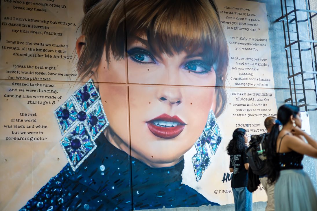 Groot affiche met daarop Taylor Swift