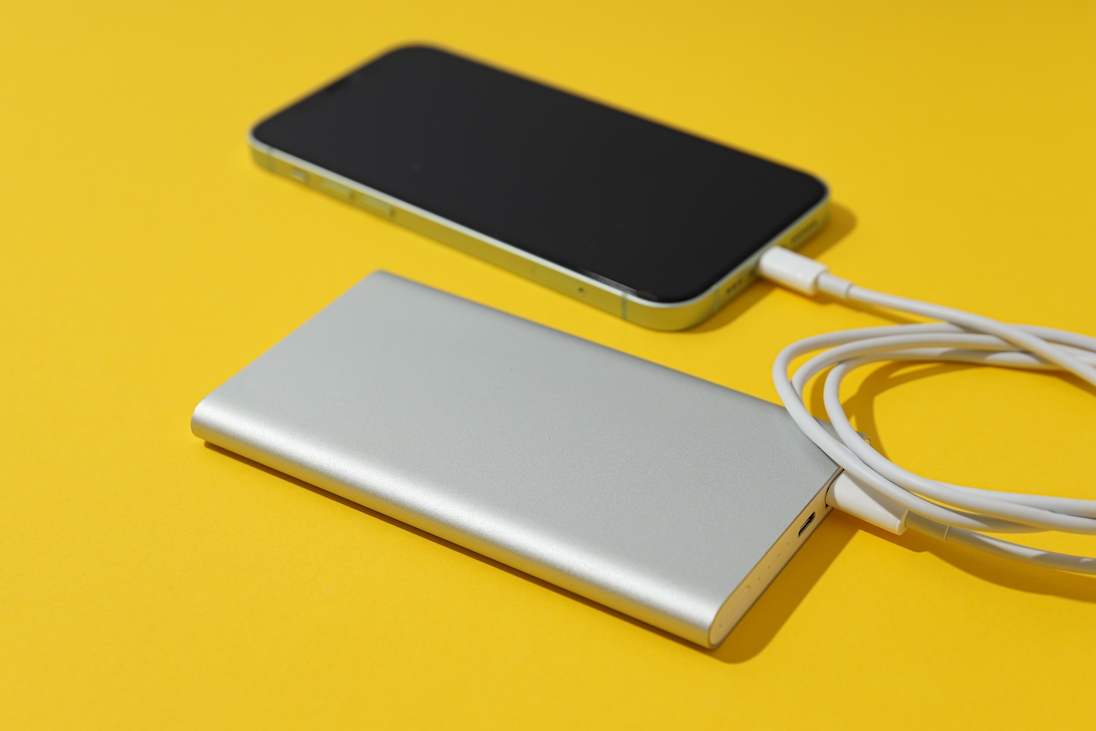 Smartphone wordt opgeladen door een powerbank