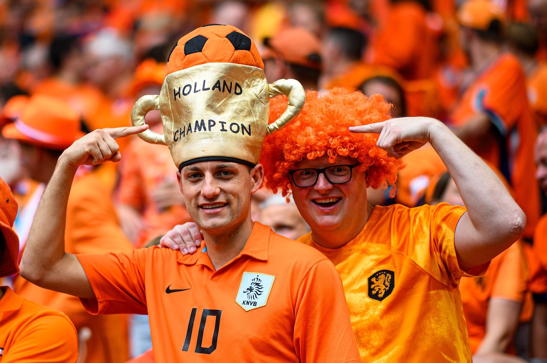 Supporters van Nederlands elftal, allemaal in oranje gekleed
